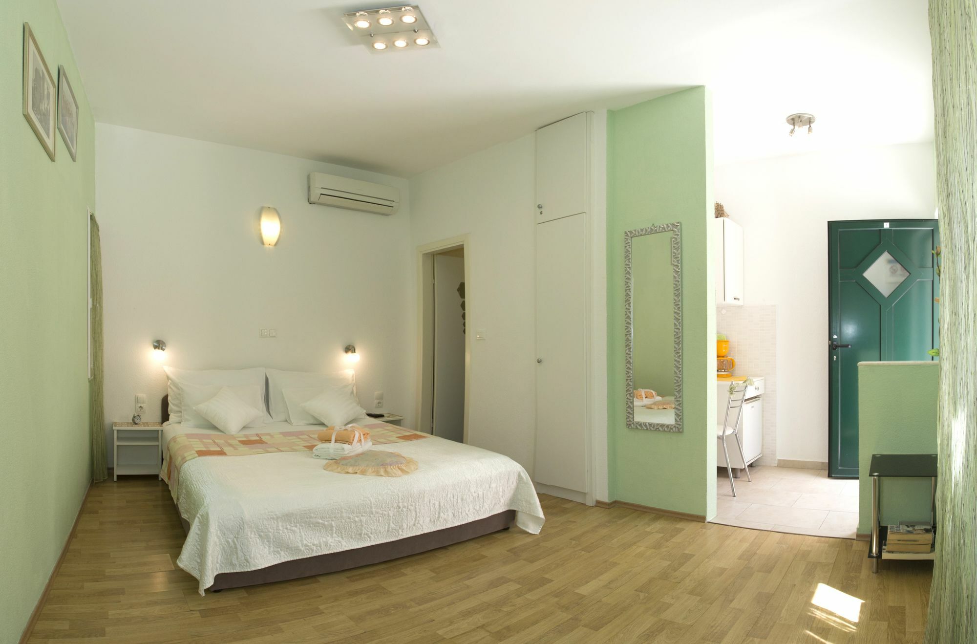 Apartment Central Old Town With Private Indoor Garage Parking Split Exterior photo